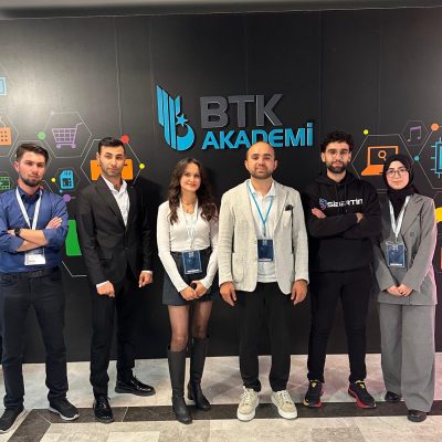 BTK Akademi eğitim standı ve siber güvenlik eğitimleri tanıtım alanı görseli.